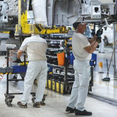 Copertina di L’industria a picco travolge Italia e Germania