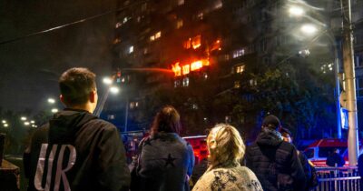 Copertina di Kiev senza luce e acqua sotto droni e razzi