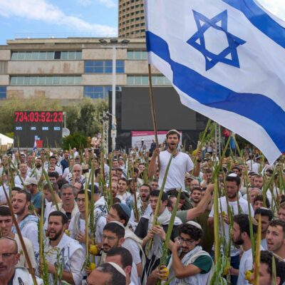 Copertina di Gaza, la piazza di Israele inneggia a Trump e aspetta gli ostaggi