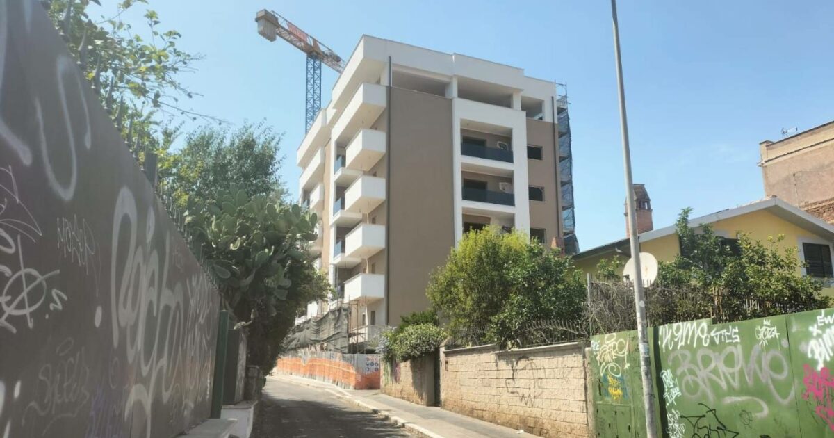 Roma, il palazzo di 5 piani nel Pigneto di Pasolini. I residenti: “Volumetrie esplose, Comune e giudici accertino irregolarità” Roma, il palazzo di 5 piani nel Pigneto di Pasolini. I residenti: “Volumetrie esplose, Comune e giudici accertino irregolarità”