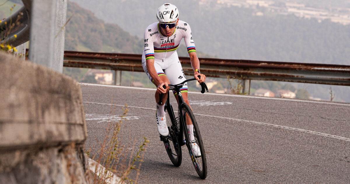 lo scatto che fa il vuoto la rassegnazione dei rivali il lombardia che avvicina pogacar alle leggende coppi e merckx