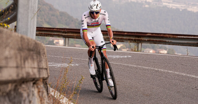 Lo scatto che fa il vuoto, la rassegnazione dei rivali: il Lombardia che avvicina Pogacar alle leggende Coppi e Merckx