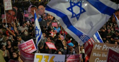 Copertina di “Non riesco a gioire fino in fondo. La tregua a Gaza è arrivata dopo troppi morti”: il racconto della piazza di Tel Aviv