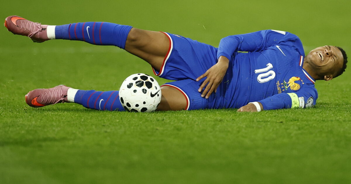 Allarme Mbappé, infortunio con la Francia: a rischio la sfida contro la Juventus Allarme Mbappé, infortunio con la Francia: a rischio la sfida contro la Juventus