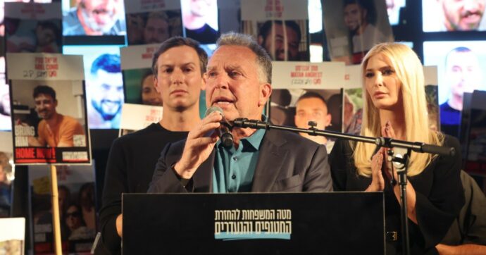 Witkoff, Kushner e Ivanka Trump alla piazza per gli ostaggi a Tel Aviv. Cnn: “Il rilascio è previsto tra domenica e lunedì”. Fischi per Netanyahu
