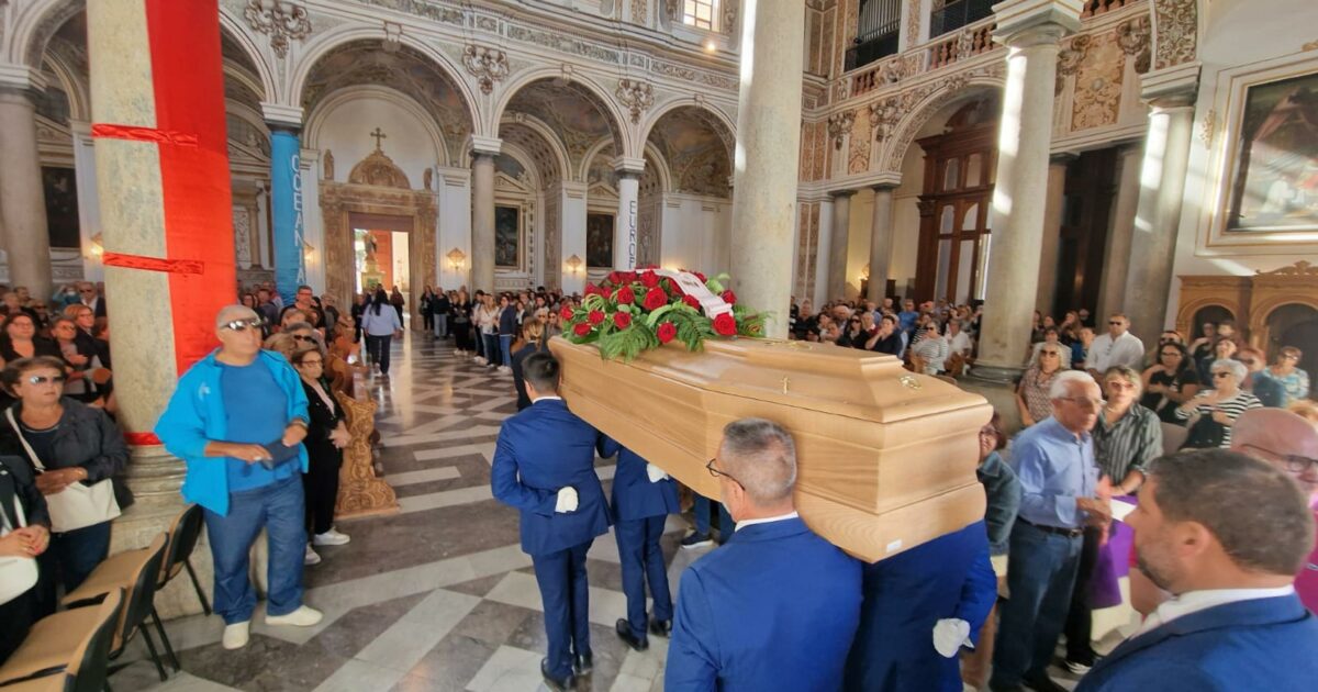 cattedrale gremita per il funerale di maria cristina gallo la prof che aveva denunciato i ritardi degli esami istologici a trapani