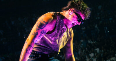 Copertina di Olly trionfa nella classifica album e singoli 2025. “Tutta vita” batte Sfera Ebbasta e Geolier. Giorgia è la prima tra le donne. È di Caparezza il disco fisico più venduto