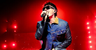 Copertina di “È da un anno in cui ogni volta che succede qualcosa dico ‘Ca**o, assurdo!'”: Olly travolge il Forum di Milano e dimostra che ha una cosa in comune con Ultimo