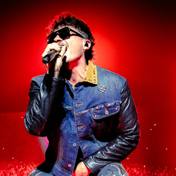 “È da un anno in cui ogni volta che succede qualcosa dico ‘Ca**o, assurdo!'”: Olly travolge il Forum di Milano e dimostra che ha una cosa in comune con Ultimo