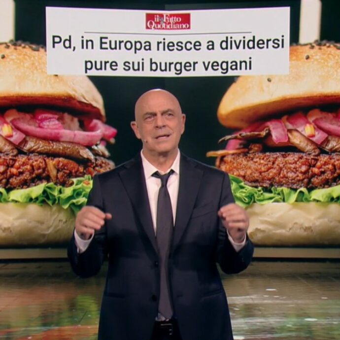 Il monologo di Maurizio Crozza sulla sinistra “confusa”, tra hamburger vegani e salari “bloccati”