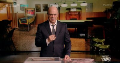 Copertina di Il Bersani di Crozza riflette sul centrosinistra: “Ci stiamo restringendo come un maglione in lavatrice”