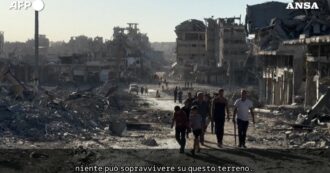 Copertina di I palestinesi tornano nelle loro case a Gaza City: “Non c’è più nulla, solo distruzione. Andiamo verso l’ignoto”