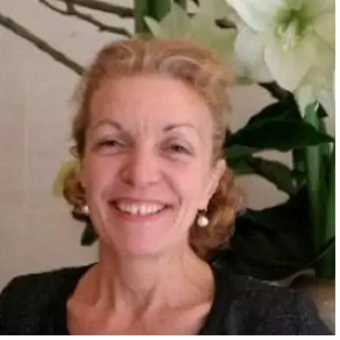 “Stava pulendo l’auto, si è sporta dal finestrino ma è diventato una ghigliottina”: Bernardette muore strangolata dal vetro automatico della sua auto