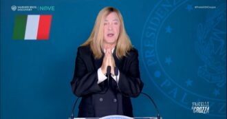 Copertina di Maurizio Crozza è Giorgia Meloni: la pace a Gaza “grazie a me”, le minacce, le piazze e i silenzi selettivi