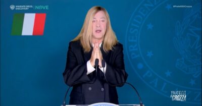 Copertina di Maurizio Crozza è Giorgia Meloni: la pace a Gaza “grazie a me”, le minacce, le piazze e i silenzi selettivi