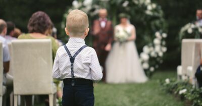 Copertina di “Avevo messo la regola che il mio matrimonio era ‘solo per adulti’ ma mio cugino si è presentato lo stesso con il figlio così l’ho fatto cacciare. Mi sento ferita e mancata di rispetto”: lo sfogo virale su Reddit