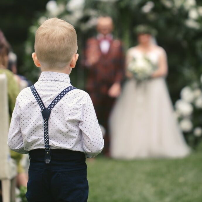 “Avevo messo la regola che il mio matrimonio era ‘solo per adulti’ ma mio cugino si è presentato lo stesso con il figlio così l’ho fatto cacciare. Mi sento ferita e mancata di rispetto”: lo sfogo virale su Reddit