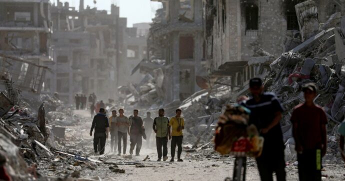 Diario da Gaza: “Siamo tornati qui, dove era casa. I bimbi la disegnano sulle rovine”