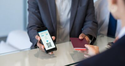 Copertina di Addio al timbro sul passaporto, dal 12 ottobre entra in vigore negli aeroporti l’Entry/Exit System: ecco cos’è e come funziona il nuovo “grande fratello” delle frontiere