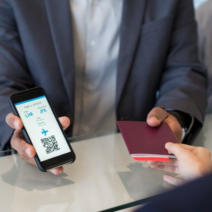 Addio al timbro sul passaporto, dal 12 ottobre entra in vigore negli aeroporti l’Entry/Exit System: ecco cos’è e come funziona il nuovo “grande fratello” delle frontiere