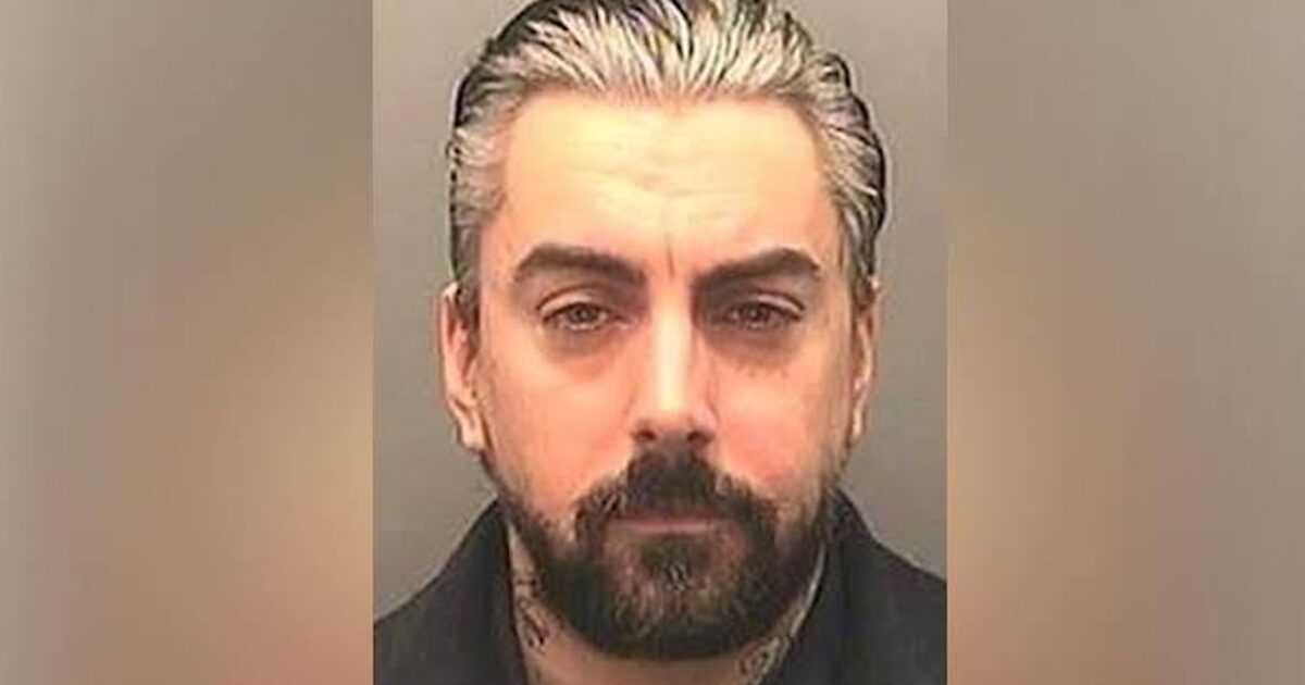 “Si era tuffato in nuovi abissi di depravazione, i suoi crimini vanno oltre l’immaginazione”: ucciso in carcere Ian Watkins, l’ex frontman dei Lostprophets