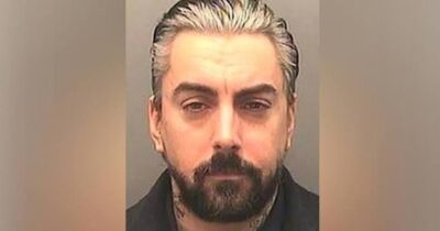 Copertina di Ian Watkins ammazzato in carcere, era accusato di pedofilia: arrestati due detenuti. Era il cantante dei Lostprophets
