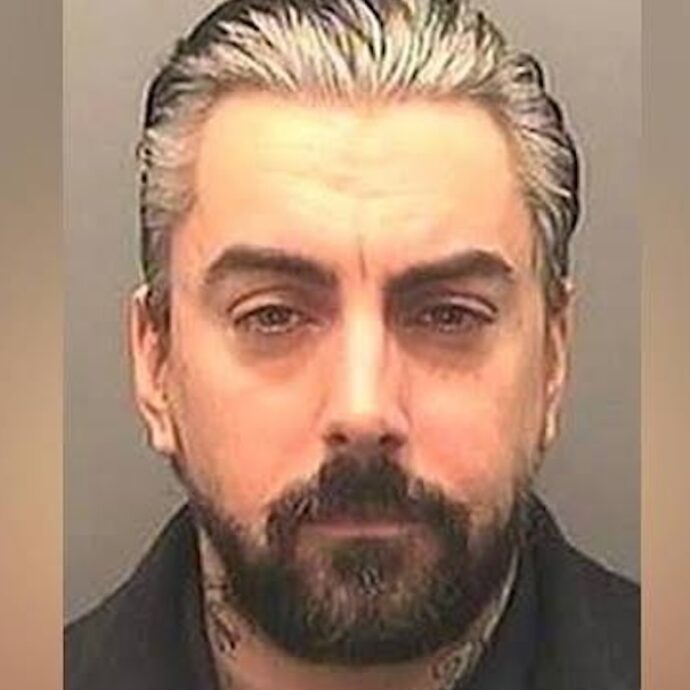 Ian Watkins ammazzato in carcere, era accusato di pedofilia: arrestati due detenuti. Era il cantante dei Lostprophets