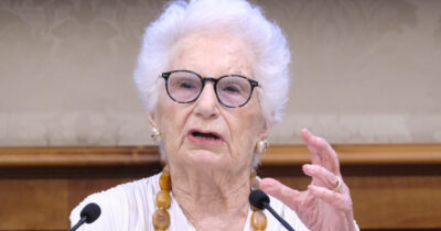 Copertina di Segre replica a Roccella sulle “gite” ad Auschwitz: “La verità storica fa male solo a chi ha scheletri nell’armadio”. Opposizioni all’attacco: “Meloni prenda le distanze”