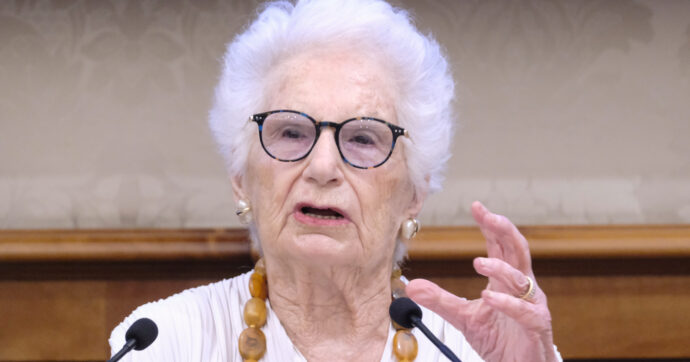 Segre replica a Roccella sulle “gite” ad Auschwitz: “La verità storica fa male solo a chi ha scheletri nell’armadio”. Opposizioni all’attacco: “Meloni prenda le distanze”