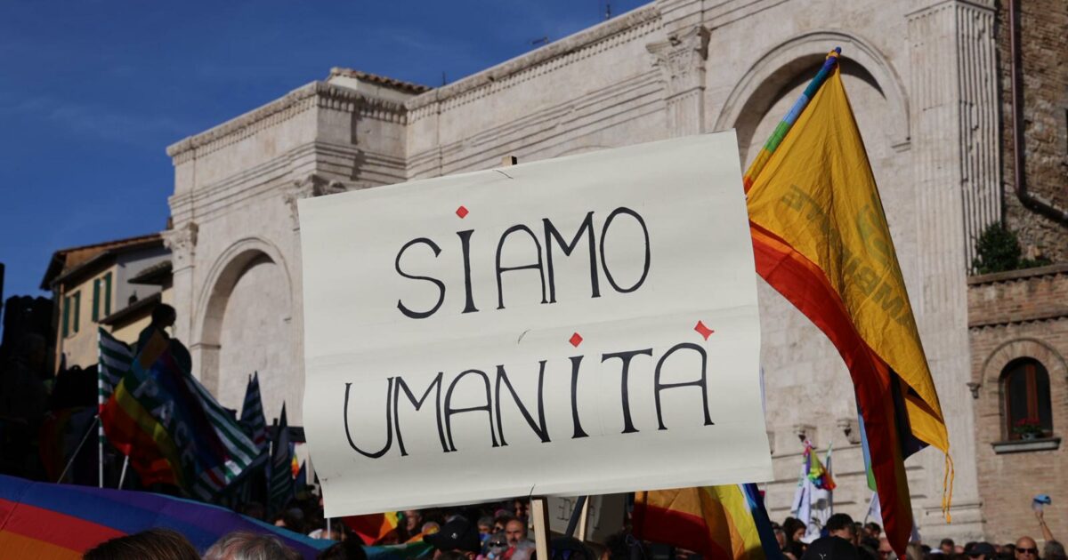 al via la marcia perugia assisi grande partecipazione in sostegno a gaza presenti conte schlein e landini