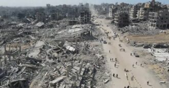 Copertina di Case distrutte e cumuli di macerie: ecco come si presenta Gaza City. Le immagini dal drone