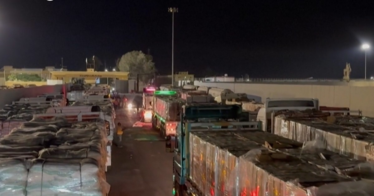 camion di aiuti in coda al valico di rafah a bordo cibo carburante e forniture mediche per gaza video