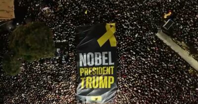 Copertina di In piazza degli ostaggi a Tel Aviv compare lo striscione “Nobel president Trump” – Video