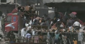 Copertina di La disperazione dei palestinesi: a Khan Yunis i camion di aiuti sono stati presi d’assalto – Video