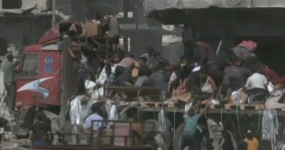 Copertina di La disperazione dei palestinesi: a Khan Yunis i camion di aiuti sono stati presi d’assalto – Video