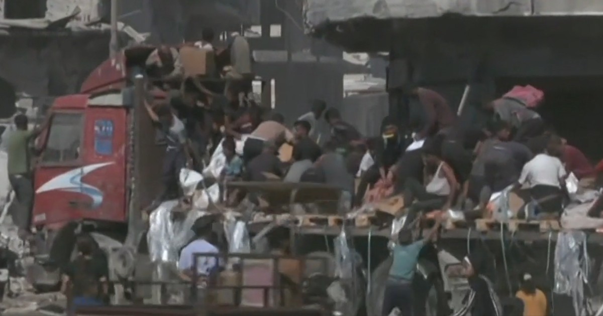 La disperazione dei palestinesi: a Khan Yunis i camion di aiuti sono stati presi d’assalto – Video