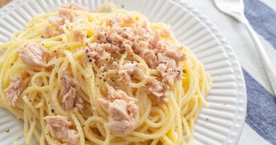 Copertina di La cacio e pepe con il tonno, la ricetta del New York Times fa infuriare gli italiani: “Una pasta proteica fusion”