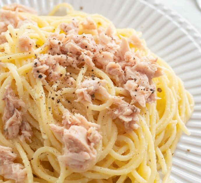 La cacio e pepe con il tonno, la ricetta del New York Times fa infuriare gli italiani: “Una pasta proteica fusion”