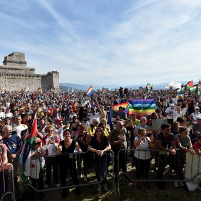 Copertina di Perugia-Assisi, una marea in marcia. “A Gaza una tregua, noi non ci fermiamo”