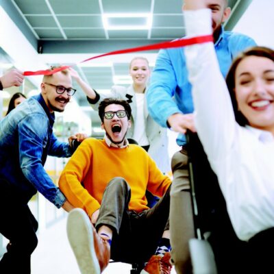 Copertina di Acqua, cuffie e sorrisi: come salvarsi dalle feste aziendali