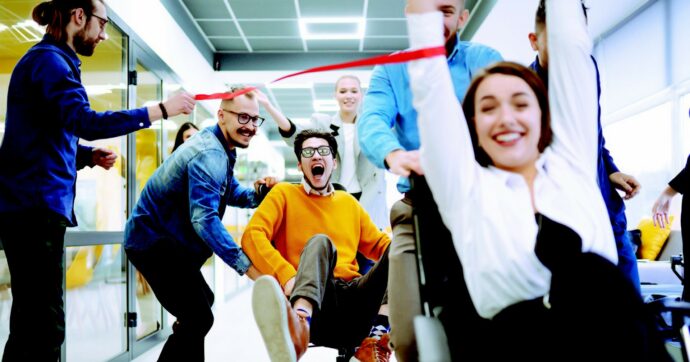 Acqua, cuffie e sorrisi: come salvarsi dalle feste aziendali