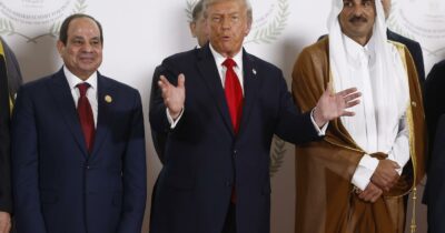 Copertina di Gaza, firmato l’accordo di pace a Sharm. Trump: “Cambiata la storia”. Ma al-Sisi: “I palestinesi hanno diritto a uno Stato”
