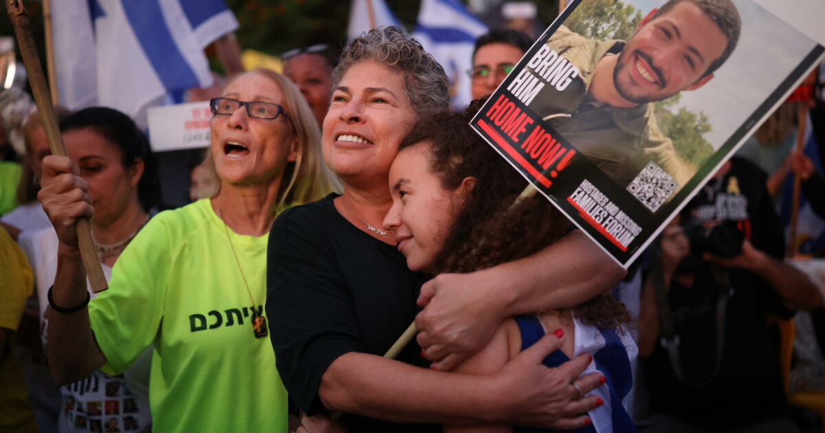 gaza iniziata la liberazione degli ostaggi israeliani hamas rilascia i primi 7 alla croce rossa stanno bene
