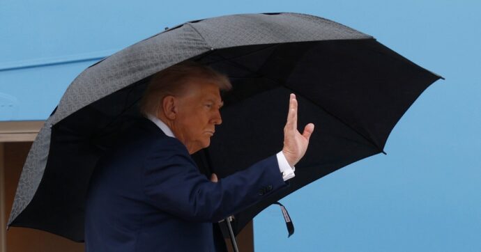 Gaza, Trump segue il rilascio degli ostaggi dall’Air Force One: “La guerra è finita”. Portavoce Casa Bianca: “La storia mentre accade”