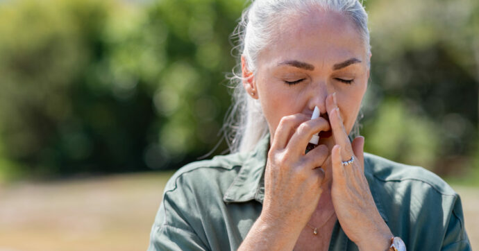 Arriva in Italia il primo spray nasale di adrenalina per evitare lo choc anafilattico, svolta epocale per chi soffre di allergie: ecco come funziona