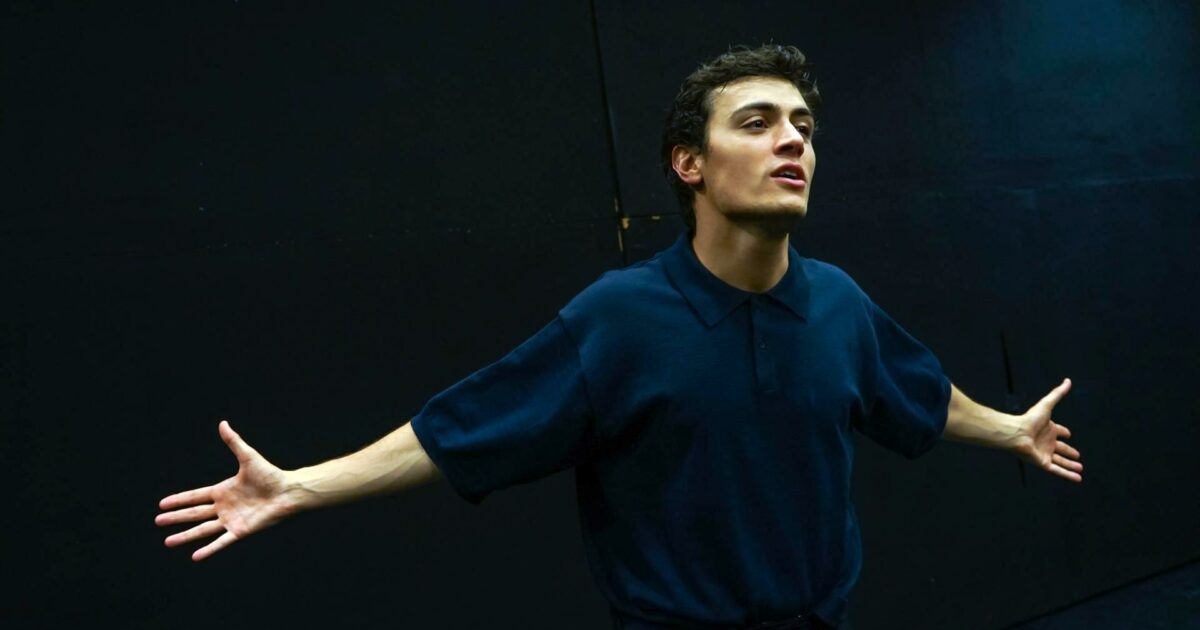 l8217amore travolgente e disperato tra giovanni testori e alain toubas a teatro le oltre duemila lettere dei due amanti prendono corpo in per sempre