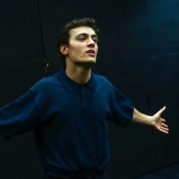 L’amore travolgente e disperato tra Giovanni Testori e Alain Toubas a teatro: le oltre duemila lettere dei due amanti prendono corpo in “Per sempre”