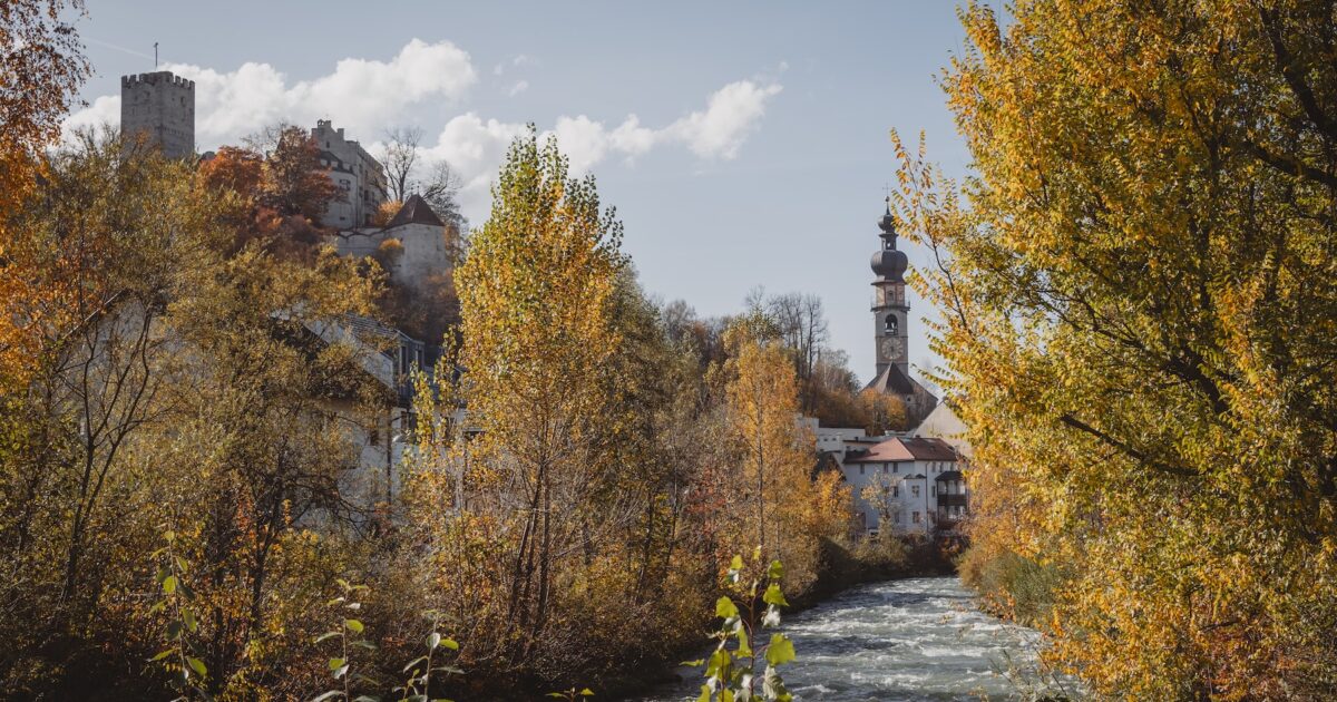 dove andare in autunno la nostra guida ai migliori itinerari tra toscana e dolomiti per un weekend tra spa foliage e piatti di stagione