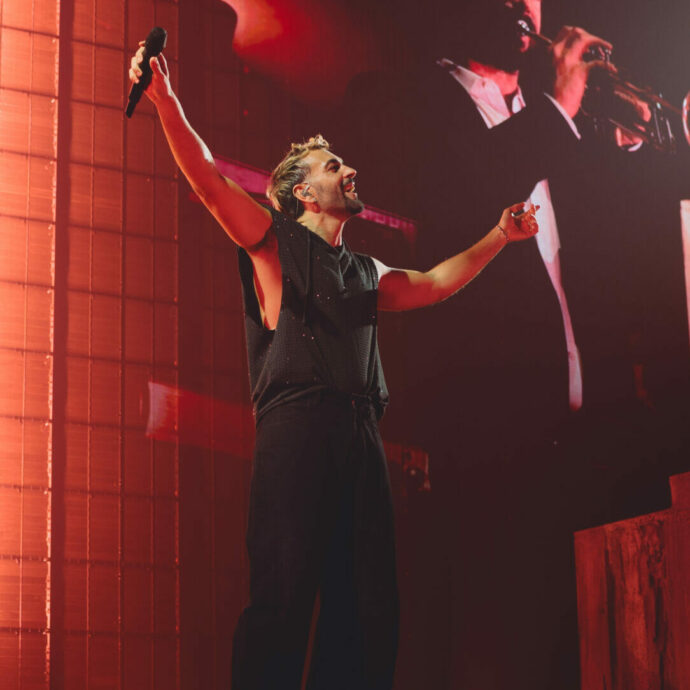 “Si stanno ripetendo le atrocità del passato. Abbiamo il potere di manifestare”: Marco Mengoni alza la voce per Gaza e trasforma il Forum in un teatro antico