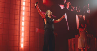 Copertina di “Si stanno ripetendo le atrocità del passato. Abbiamo il potere di manifestare”: Marco Mengoni alza la voce per Gaza e trasforma il Forum in un teatro antico